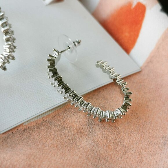 Kendra Scott - Juliette - Silver White Crystal Oval Hoop Earrings - Picture 3 of 3